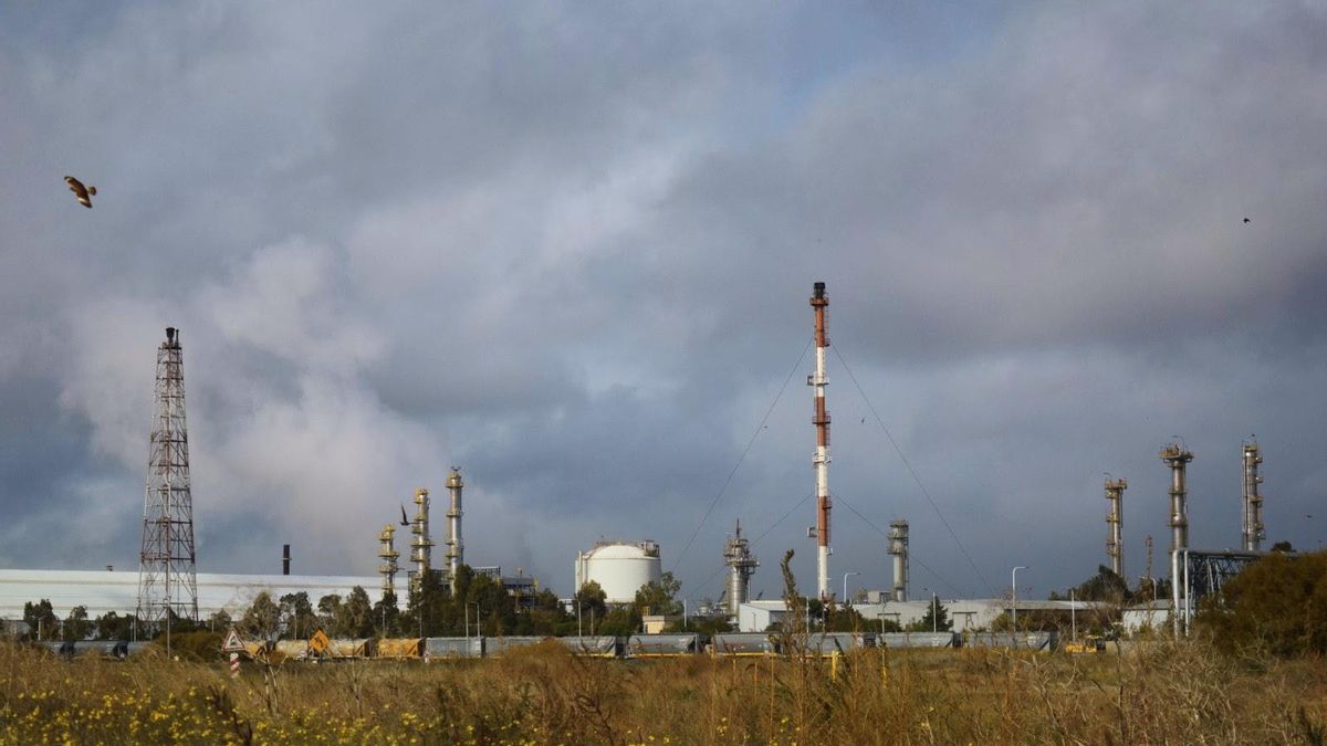 Polo petroquímico de Bahía Blanca, donde se procesa parte del petróleo y el gas extraídos en Vaca Muerta.