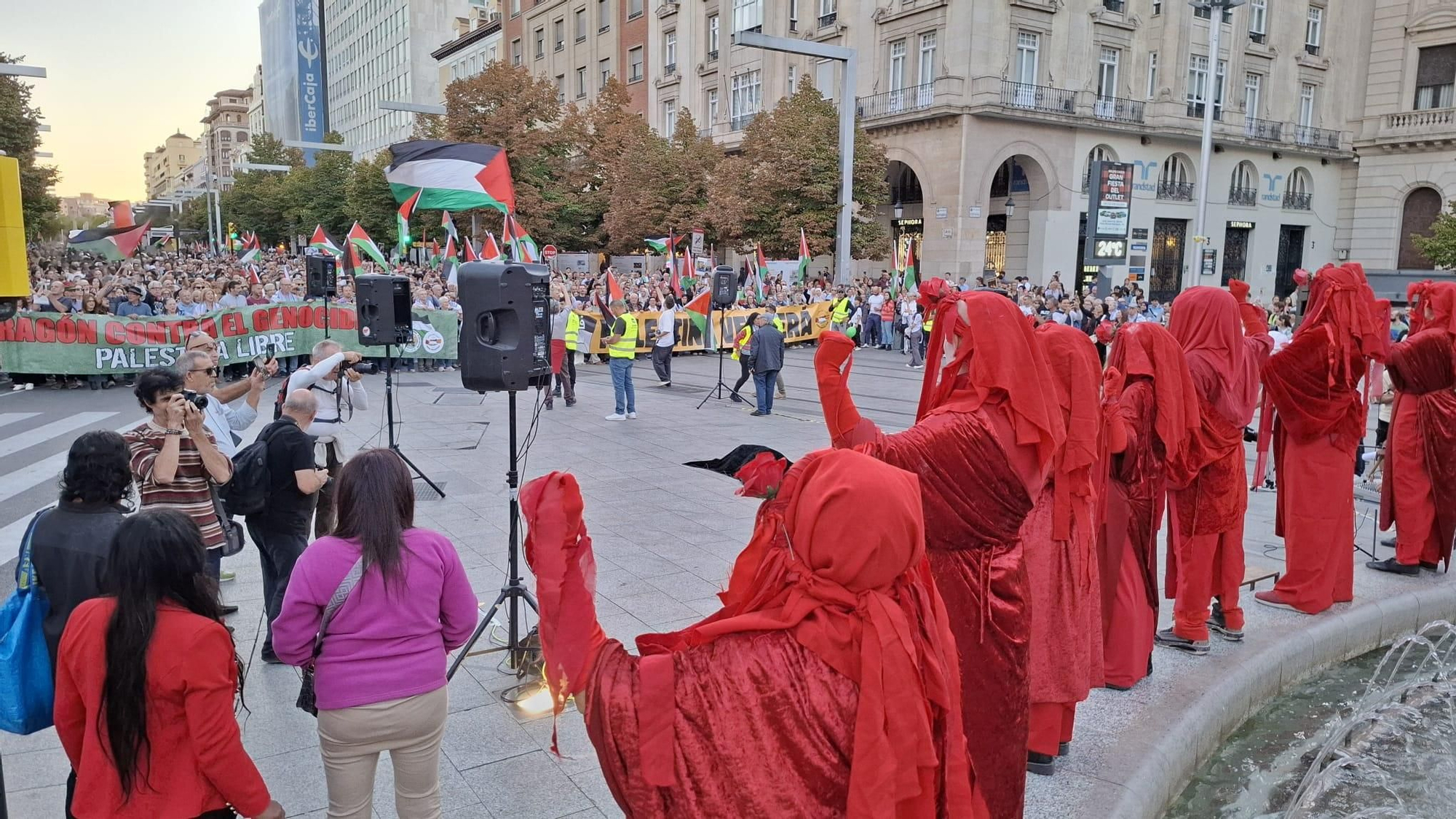 Actuación del grupo Red Rebel Brigade en la plaza de España