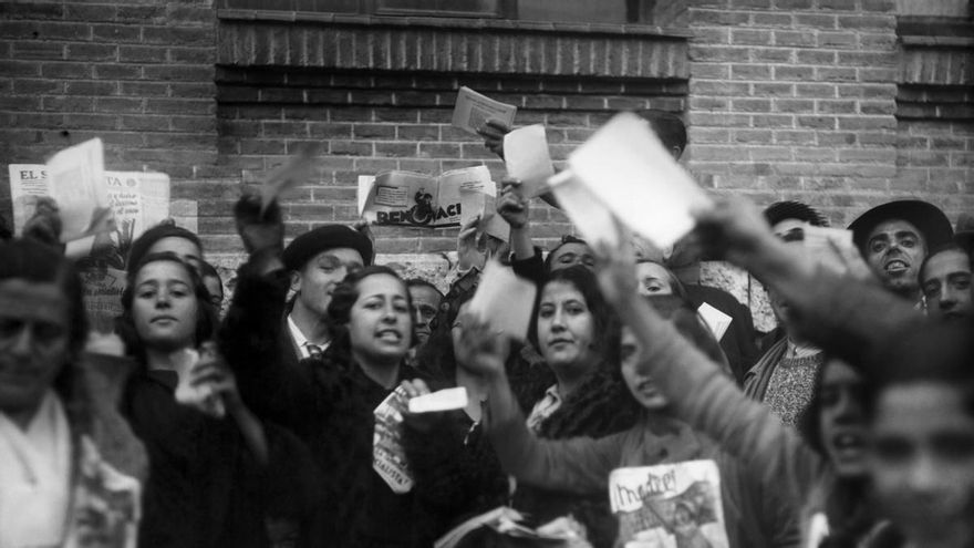 Mujeres de las Juventudes Socialistas en la jornada de las primeras elecciones con sufragio universal en 1933