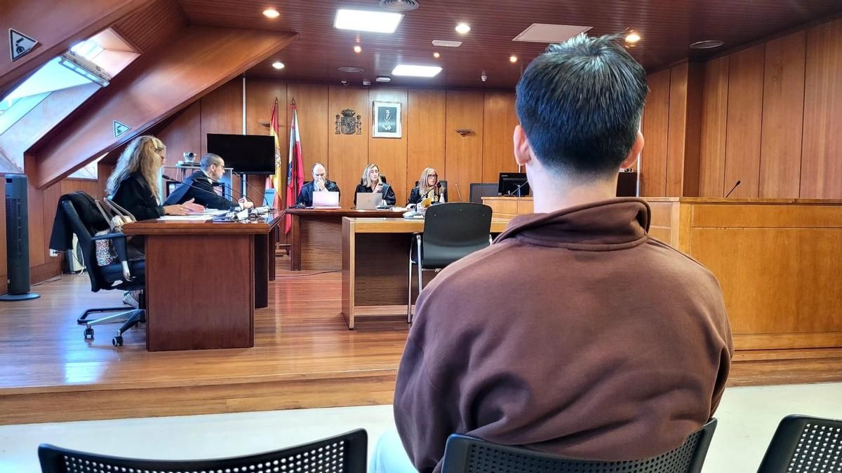Joven acusado de agresión sexual a una menor con la que había quedado a dar un paseo en Santander, en el juicio contra él en la Audiencia de Cantabria.