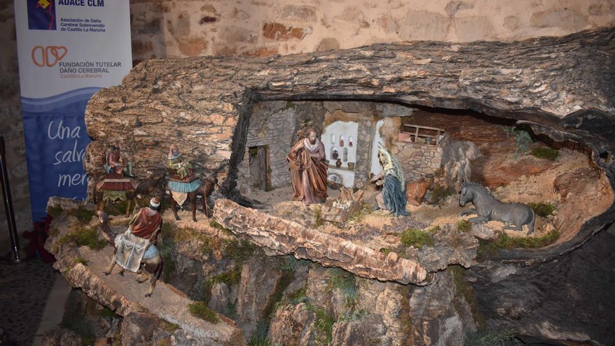 El belén del tronco de la suerte, en Ciudad Real, tiene fines solidarios ya que la recaudación está destinada a ADACE Castilla-La Mancha