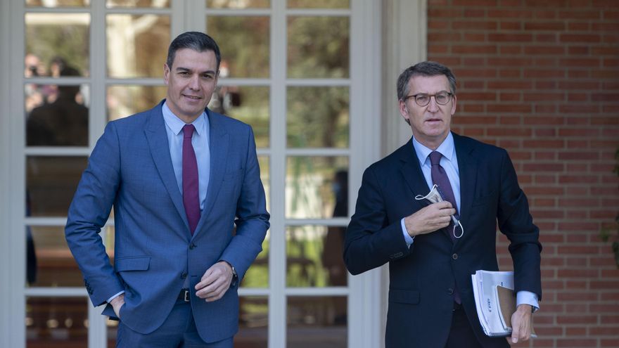 El presidente del Gobierno, Pedro Sánchez (i), recibe al presidente nacional del PP, Alberto Núñez Feijóo (d), en La Moncloa, a 7 de abril de 2022, en Madrid (España)
