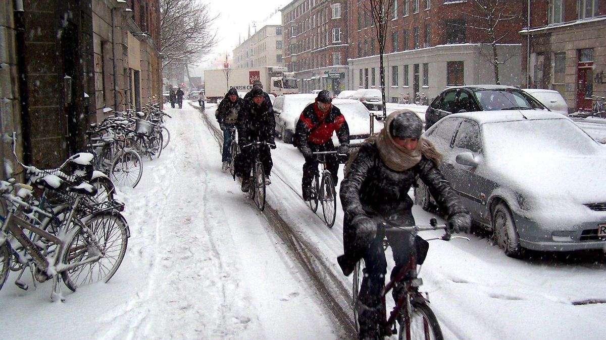 En la imagen de archivo, varias personas avanzan en bicicleta por una calle de Copenhague.