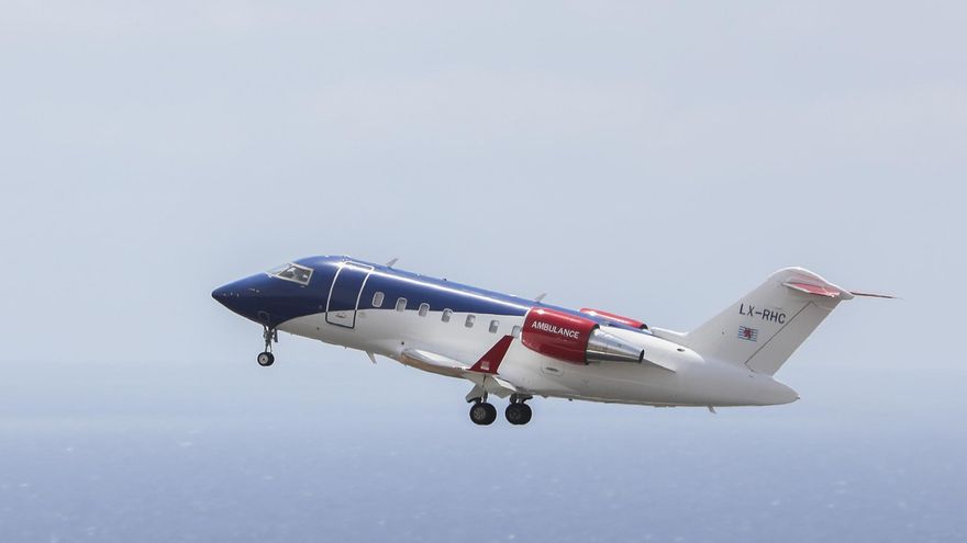 Avión que traslada a 3 pacientes de hantavirus evacuados del barco.