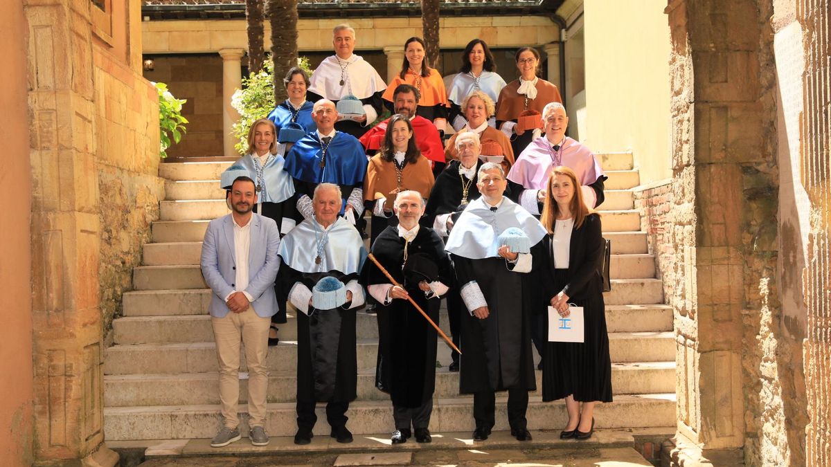 Foto de familia en el Edificio Histórico de la Universidad de Oviedo/Uviéu, este jueves.