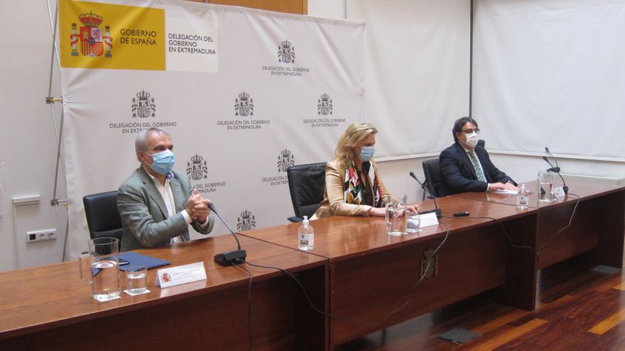 El consejero de Sanidad, la delegada del Gobierno y el alcalde en rueda de prensa en Badajoz