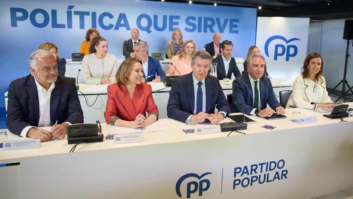 Archivo - El Vicesecretario general Institucional del Partido Popular, Esteban González Pons, la secretaria general del PP, Cuca Gamarra, el presidente del PP, Alberto Núñez Feijóo, el Vicesecretario General de Política Autonómica y Municipal y Análisis E
