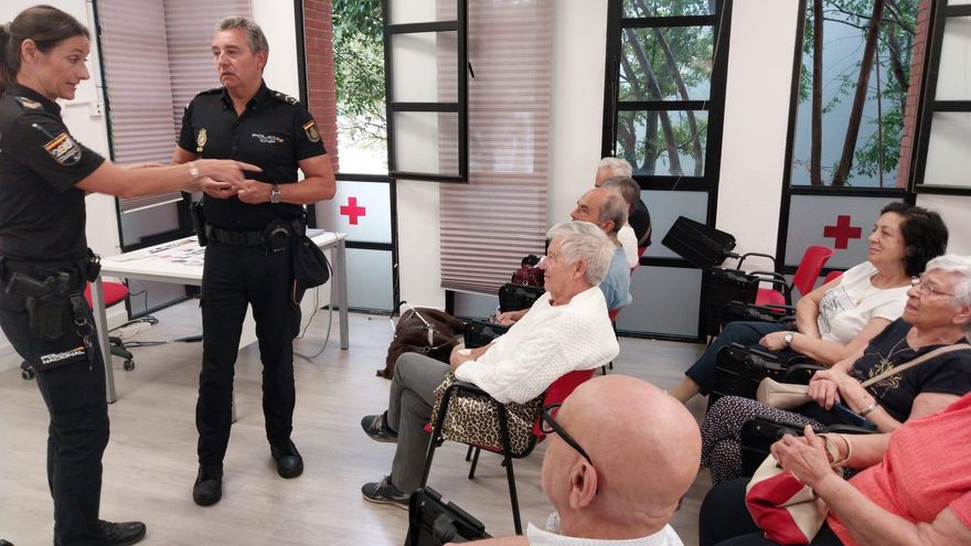 La Policía Nacional enseña a las personas mayores a evitar estafas, robos y situaciones de riesgo