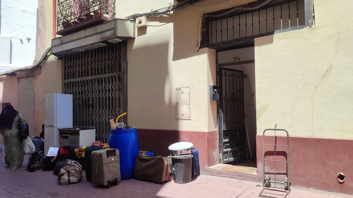 Pertenencias de la familia que habitaba el número 74 apiladas a la entrada