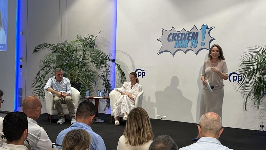 La vicesecretaria de Regeneración Institucional del PP, Cuca Gamarra, interviene en un acto del PP de Ibiza junto a la presidenta del PP de Baleares, Marga Prohens, y el presidente del PP de Ibiza, José Vicente Marí.