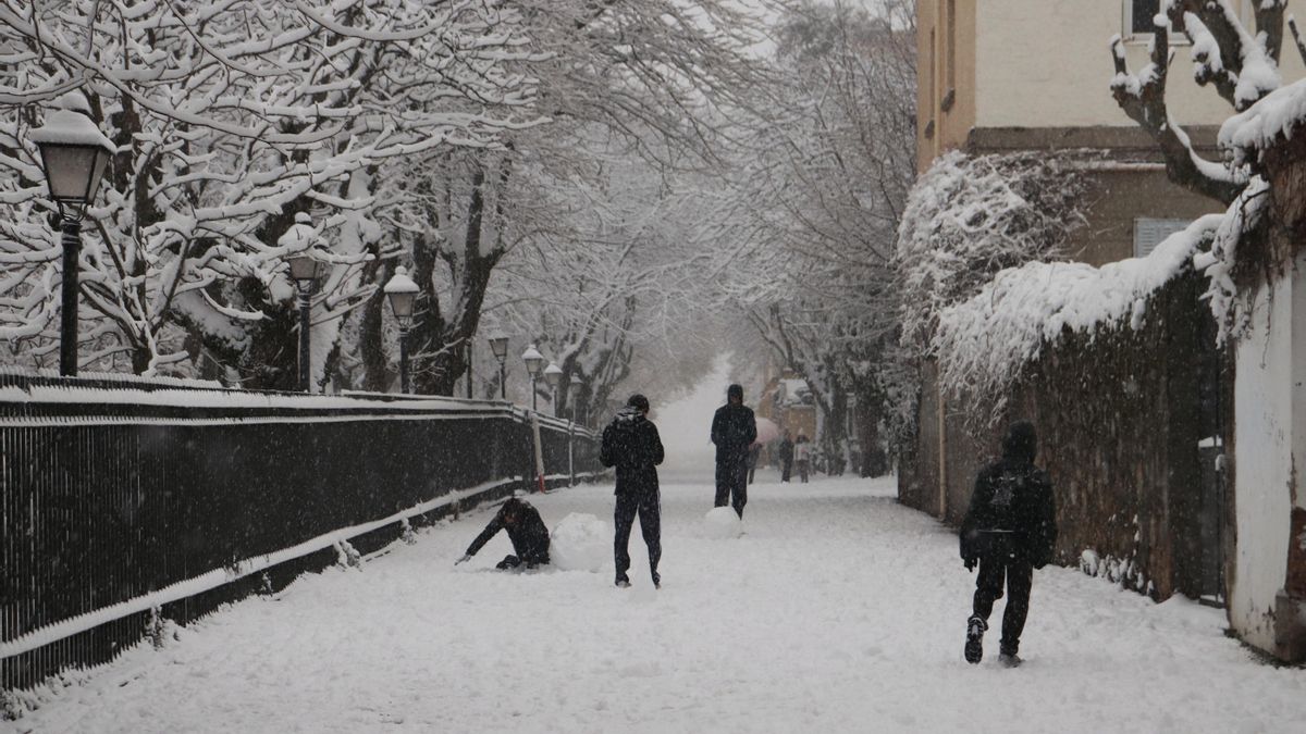 Varios niños juegan en la nieve en el municipio de El Escorial (Madrid).
