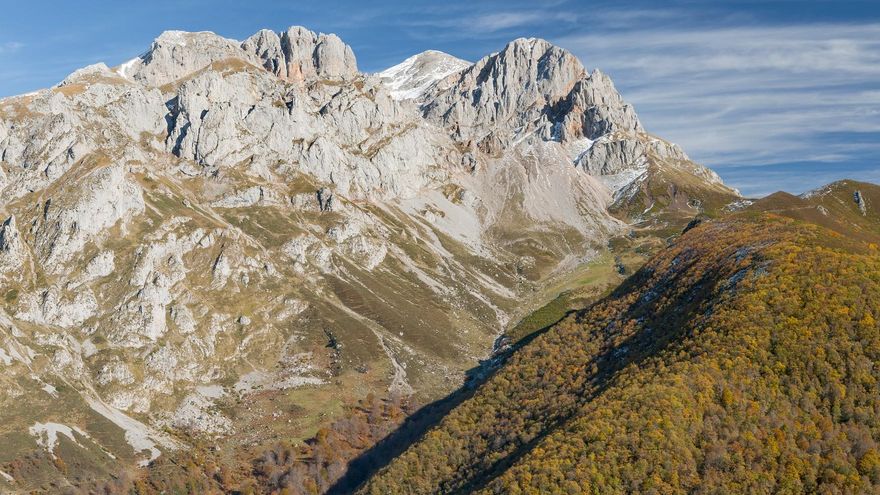 El pequeño pueblo de Castilla y León que albergó una escuela pionera y esconde un hayedo reconocido por la UNESCO
