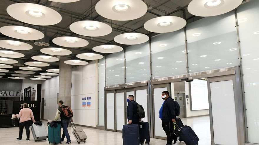 En la imagen, viajeros en la Terminal 4 del aeropuerto Adolfo Suárez Madrid Barajas.