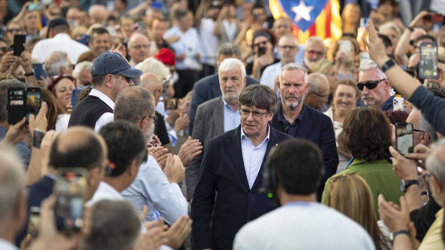 El expresidente de la Generalitat y cabeza de lista de Junts, Carles Puigdemont, durante el acto final de campaña de JxCat, este viernes en Elna (Francia). EFE/David Borrat