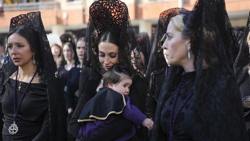 La procesión de la Hermandad del Caído, en imágenes