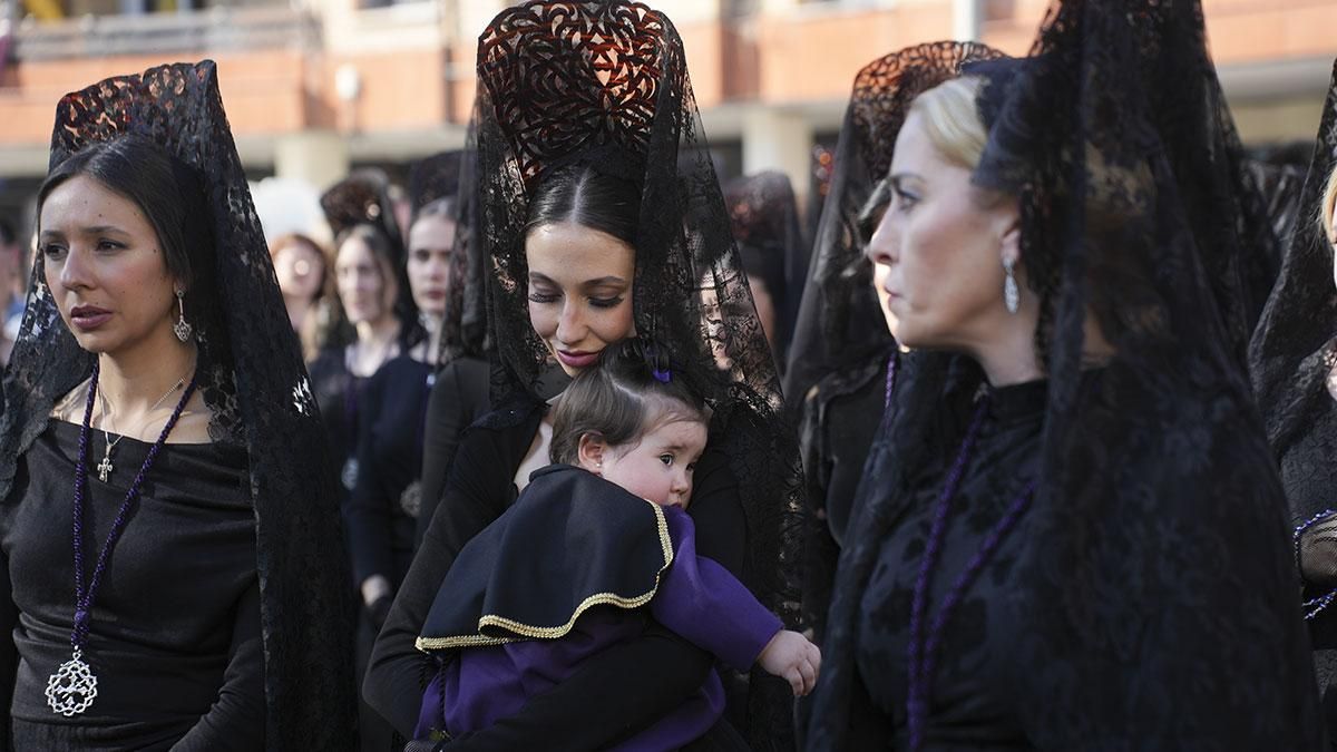 La procesión de la Hermandad del Caído, en imágenes