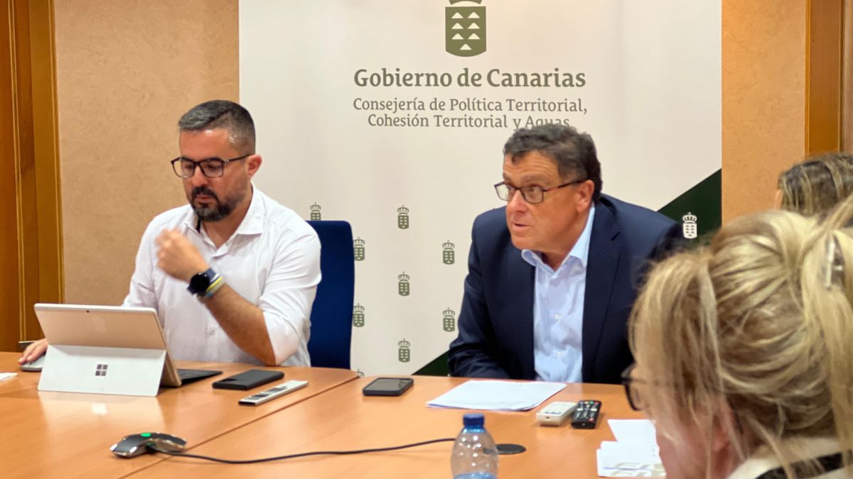 Manuel Mirand (d), consejero de Política Territorial, Cohesión Territorial y Aguas del Gobierno de Canarias,  y Onán Cruz, director general de Ordenación del Territorio y Cohesión Territorial.