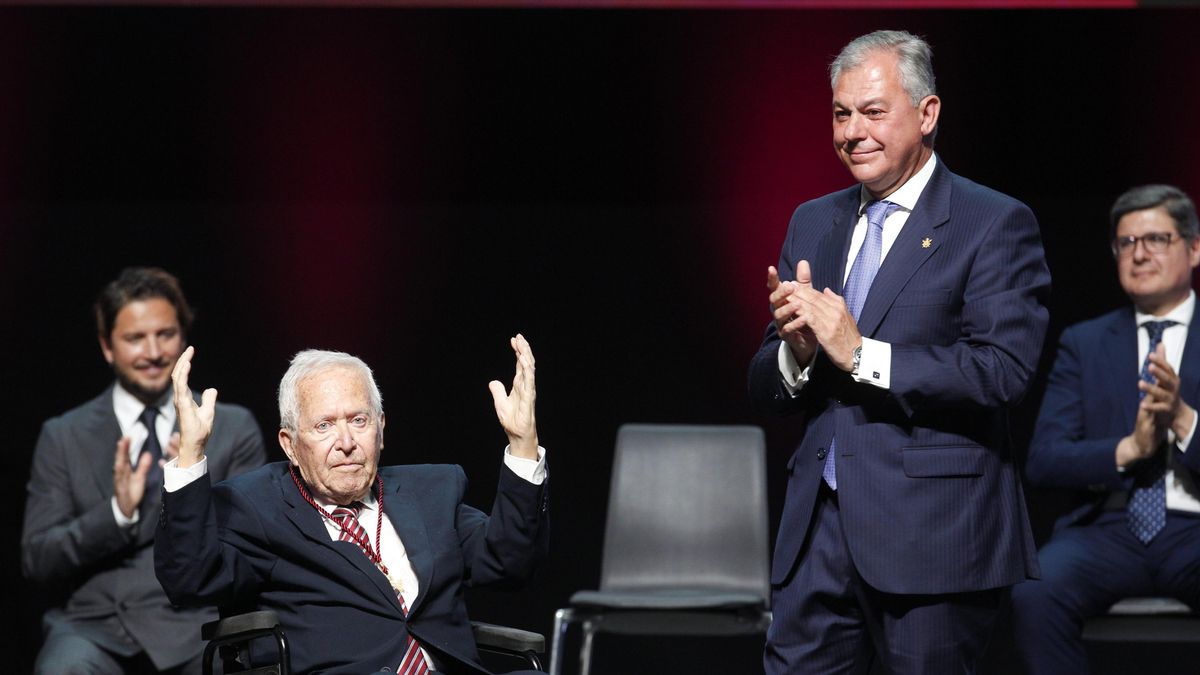 Sanz con José Luis Garrido, quien ha representado a los galardonados del acto institucional del Día de San Fernando