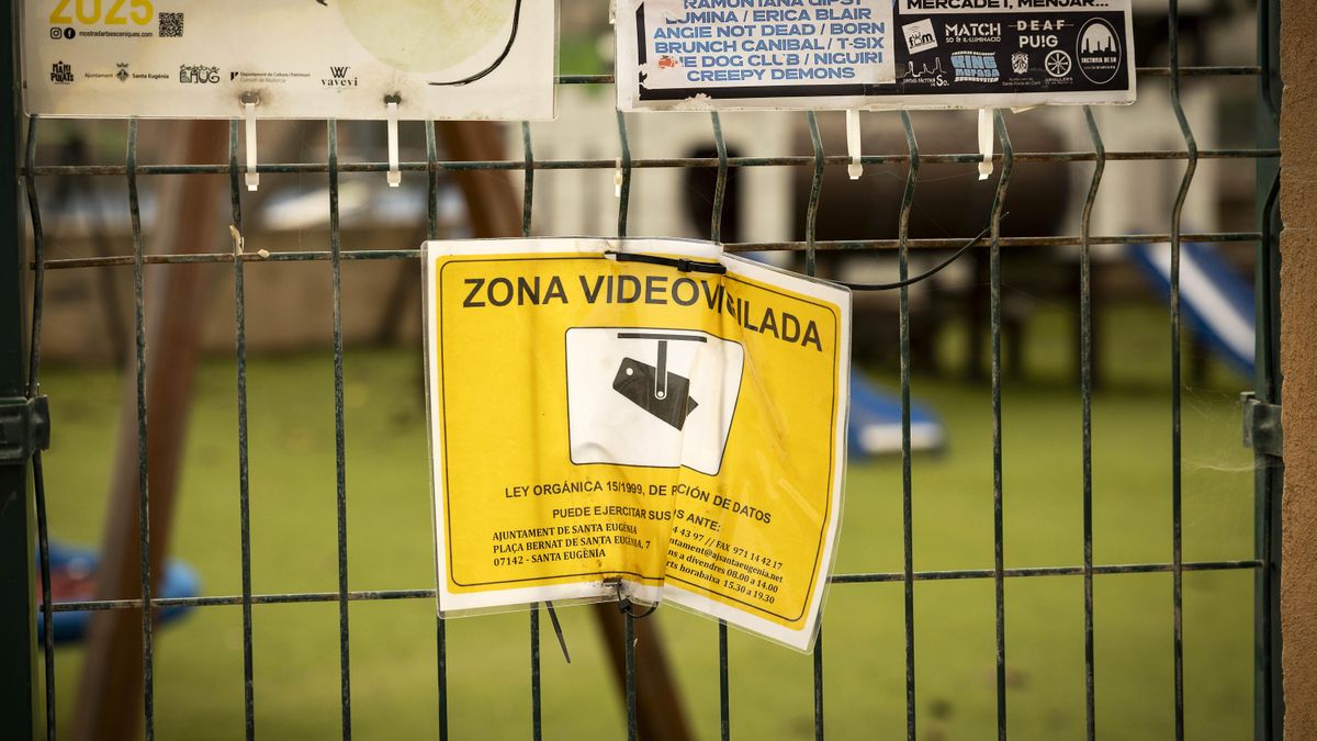 Cartel oficial de “zona videovigilada”, deteriorado y mal fijado, con una referencia legal obsoleta que no cumple los requisitos actuales de información exigidos por la normativa de protección de datos