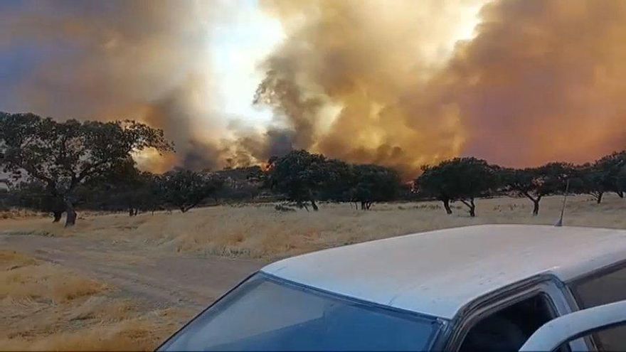 Nuevo incendio en Alburquerque y cortes en la EX-103 por otro en Llerena