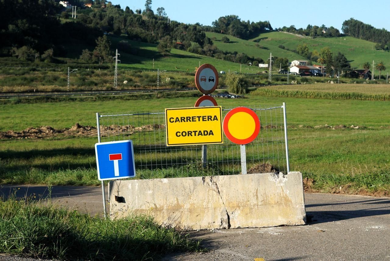 Carretera cortada por las obras del polígono de La Pasiega.