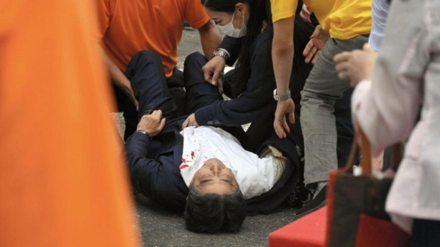 El ex primer ministro japonés Shinzo Abe fue asesinado de un disparo cuando daba un discurso de campaña