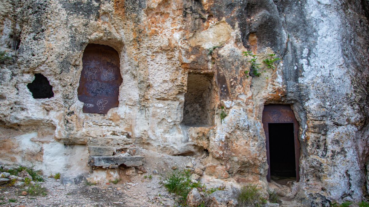 Cuevas clausuradas en Cala en Porter. A principios de siglo, el Consell Insular cerró muchas de las cuevas funerarias para evitar su deterioro.