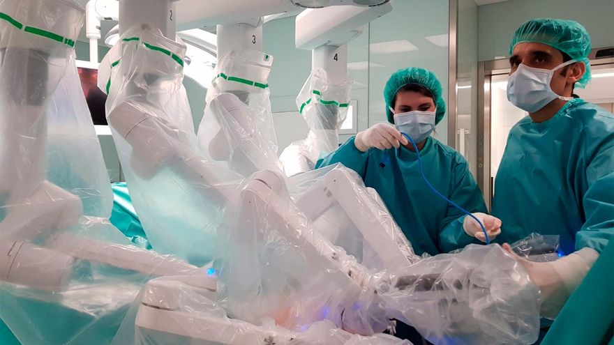 El Dr. Cabello (dcha), colocando los brazos del robot quirúrgico antes de comenzar una de las dos intervenciones urológicas que ya ha realizado con el nuevo Da Vinci de la Fundación Jiménez Díaz