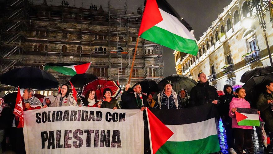 Lectura pública en León de los nombres de 18.000 niños víctimas del genocidio en Palestina y huelga estudiantil en León