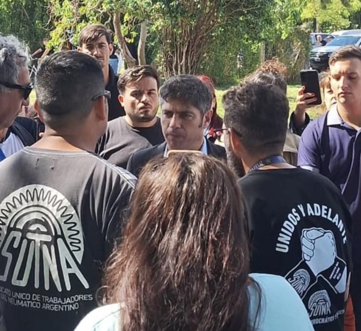 Kicilllof con los trabajadores del SUTNA que lo abordaron tras un acto en San Isidro.