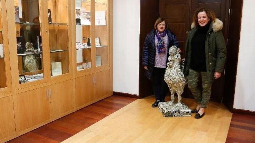 Quinto aniversario del Museo del Gallo de La Vecilla (León). En la imagen, la alcaldesa del municipio, Manuela García (D) y la responsable del museo, Maria del Carmen Sierra (I). / Carlos S. Campillo / ICAL . / Carlos S. Campillo / ICAL