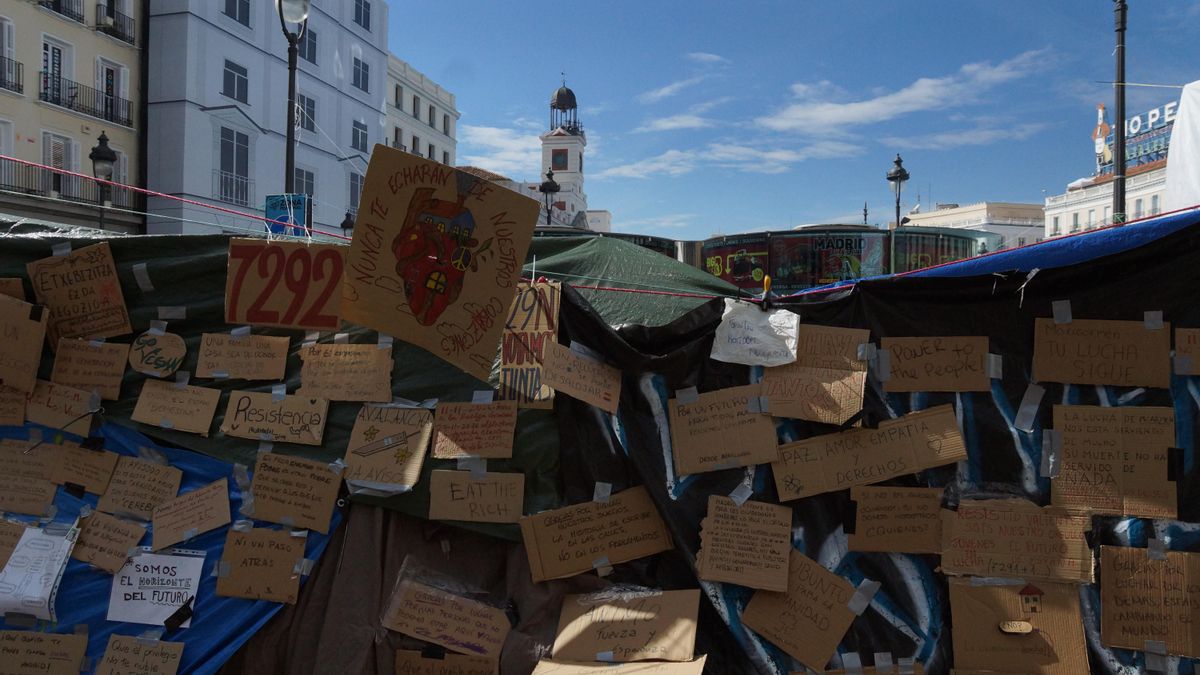 Sol se llena de cartones con consignas que reivindican la vivienda.