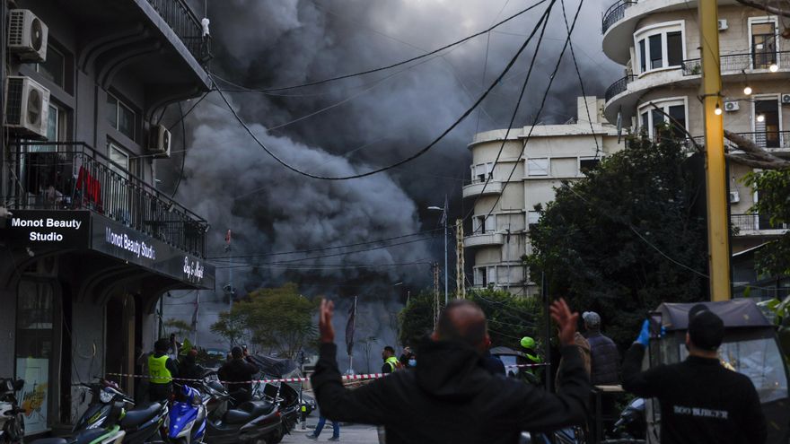 Humo se eleva tras un ataque aéreo israelí en un edificio en el barrio de Bashura de Beirut, Líbano, 12 de marzo de 2026. Más de 640 personas han sido asesinadas y más de 1.600 otras han resultado heridas en ataques aéreos en los suburbios del sur de Beirut y en las aldeas del sur del Líbano desde el inicio de las hostilidades renovadas. El ejército israelí ha declarado que está llevando a cabo ataques en todo el país, dirigidos a la infraestructura y el personal de Hezbolá. (Líbano, Hizbulá/Hezbolá) EFE/EPA/WAEL HAMZEH