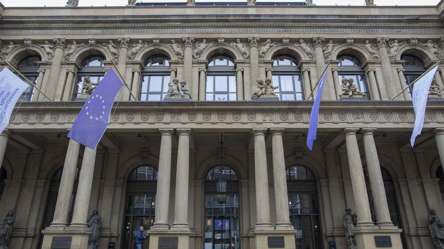 Banderas de la Unión Europea ondean a la entrada de la bolsa de Fráncfort (Alemania).