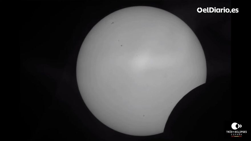 El eclipse de agosto, en directo: ya está en España y la Luna empieza a tapar el Sol en Galicia