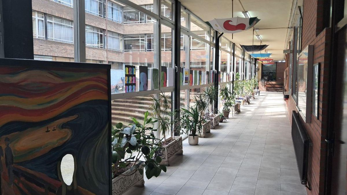 Obras de arte de los alumnos decorando el instituto Txurdinaga Behekoa de Bilbao