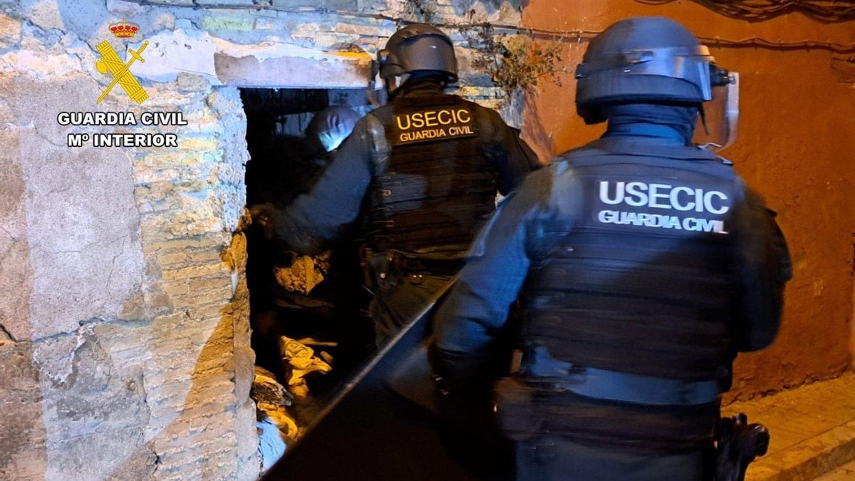 Agentes de la USECIC de la Guardia Civil acceden a la vivienda del preso fugado.