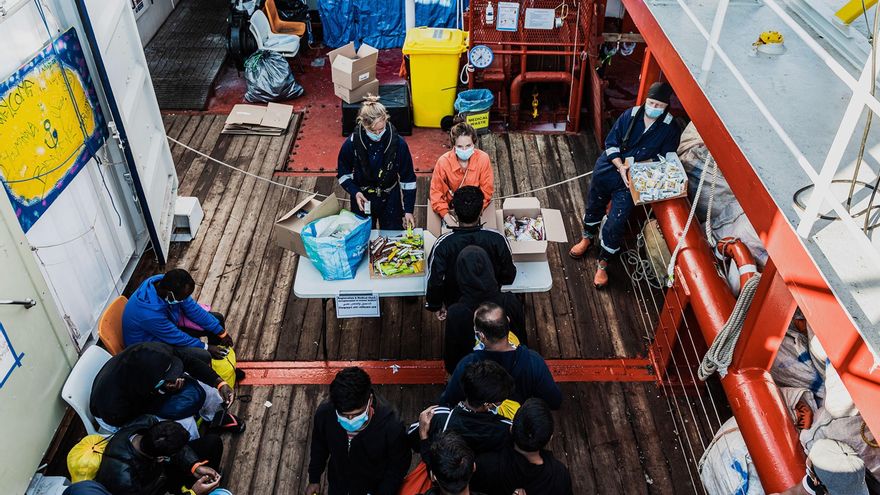 Los 180 migrantes del barco "Ocean Viking" inician una cuarentena en Sicilia