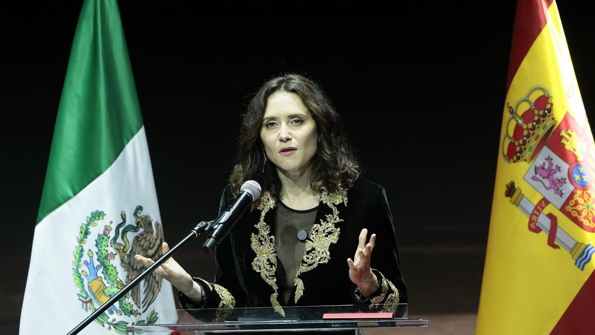La Comunidad de Madrid solo publica los 600 euros de la sala de autoridades de Barajas como costes del viaje a México