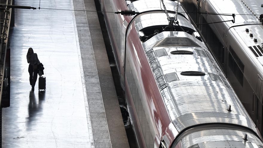 Los trenes cuyos pasajeros están aún pendientes de ser rescatados se han reducido a 3, ha anunciado esta medianoche el ministro de Transportes y Movilidad Sostenible, Óscar Puente. EFE/ Sergio Pérez