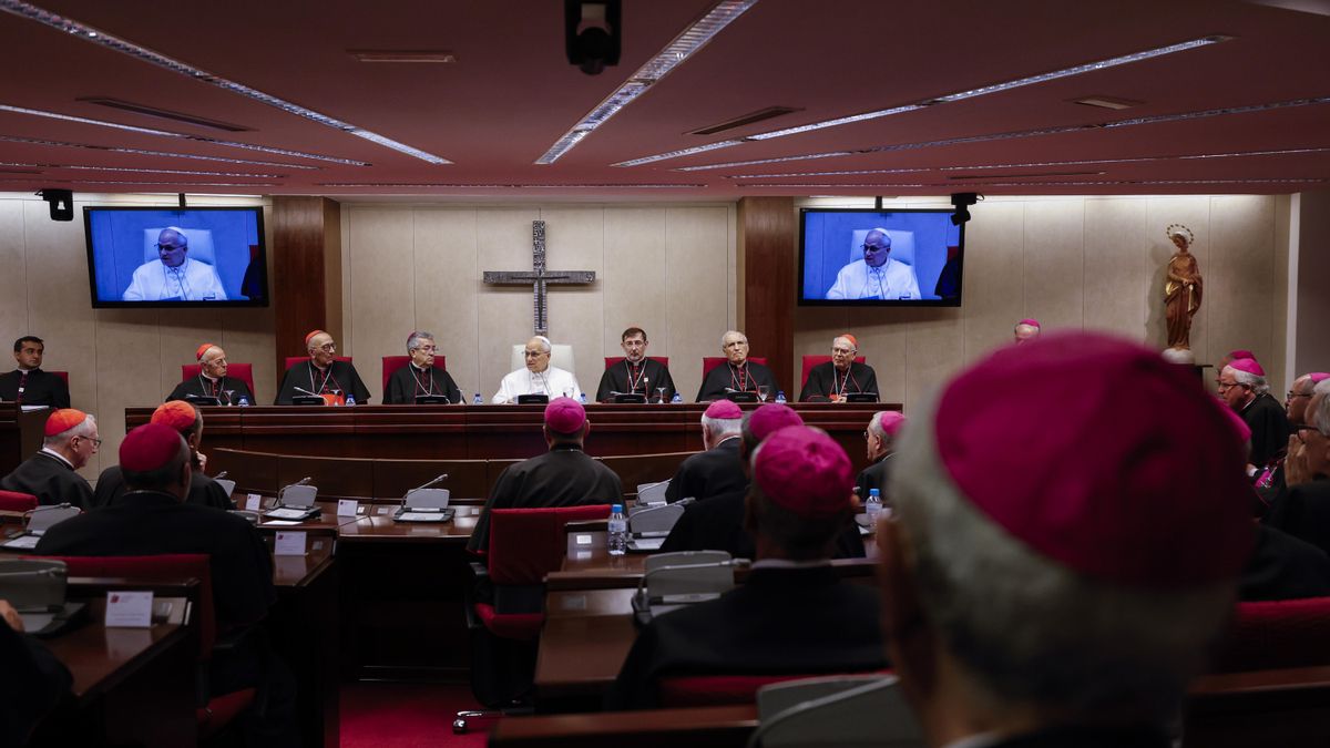 El papa León XIV (c) durante su encuentro con los obispos en la Conferencia Episcopal Española (CEE) en Madrid este lunes durante su visita a España. EFE/JJ Guillén POOL