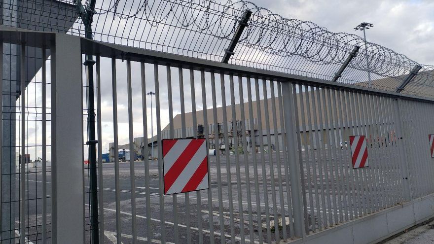 Las concertinas siguen coronando la valla del Puerto de Santander un año después de que se anunciara su retirada