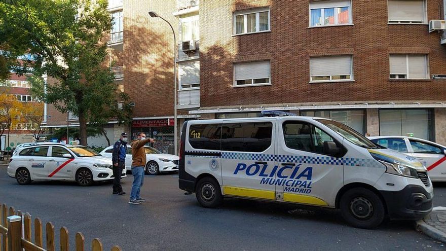 Control policial en la entrada de la calle Fernando el Católico | SOMOS CHAMBERÍ