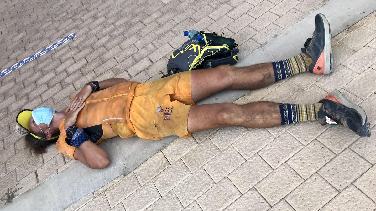 Luca Papi agotado tras completar una de las etapas de su reto.