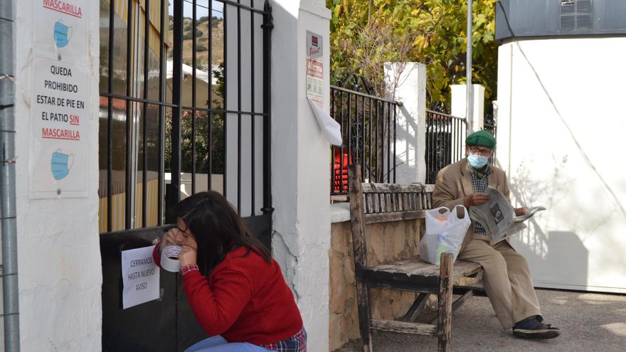 Ana coloca un cartel de cerrado en uno de los bares de Cuevas del Becerro