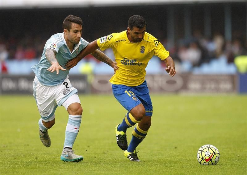 El defensa del Celta de Vigo, Hugo Mallo (i) y Juan Culio (d). EFE/Salvador Sas
