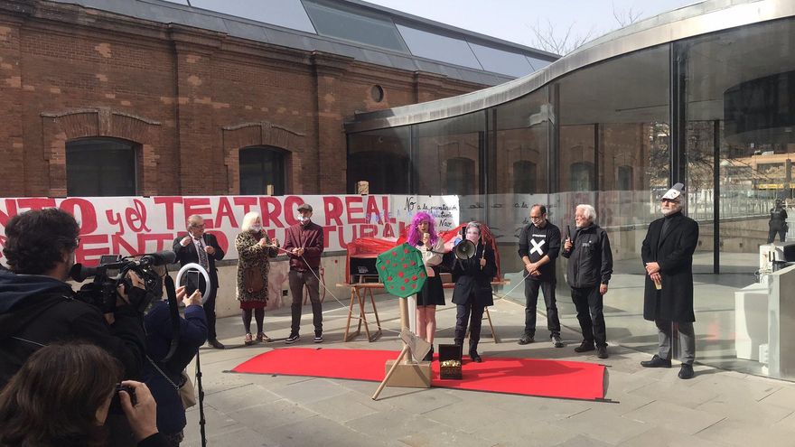 Vecinos y trabajadores protestan ante Almeida contra la "privatización encubierta" de la nave de Daoíz y Velarde