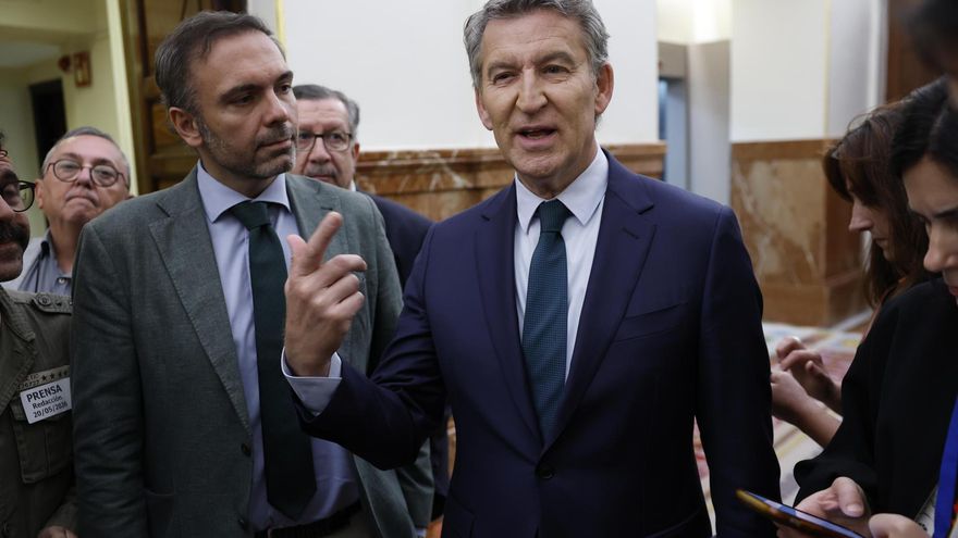 El líder del PP AlbertoNúñez Feijóo, en los pasillos del Congreso que celebra sesión de control al Ejecutivo. EFE/Chema Moya