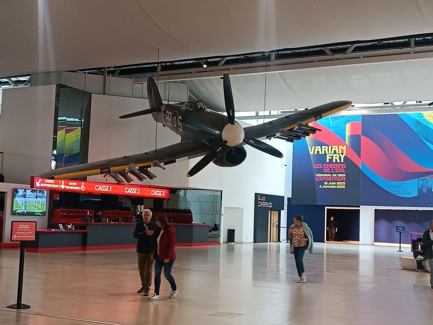 Avión de combate de la Royal Air Force británica en el Memorial de Caen.