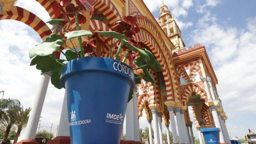 Diez macetones gigantes decoran este año la portada de la Feria de Córdoba